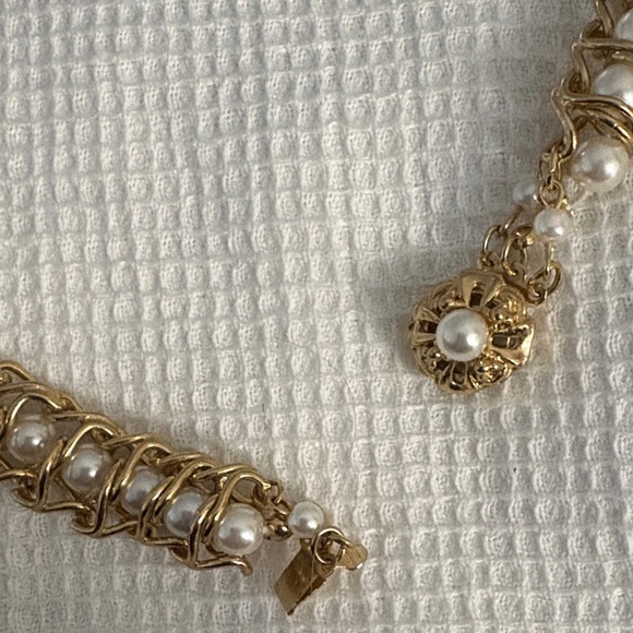 Luxurious Gold and Pearl Chain Necklace - Picture 2 of 3